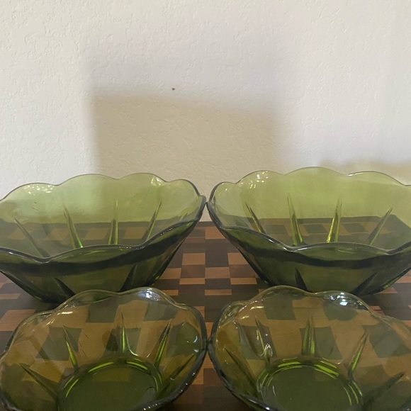 4 Vintage MCM Avocado Green Scalloped Glass (2) 8”Large and (2) 4.5”Small Bowls - Picture 5 of 13